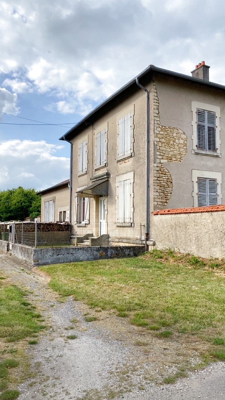 Presbytère de 155 m2 loué à rénover.